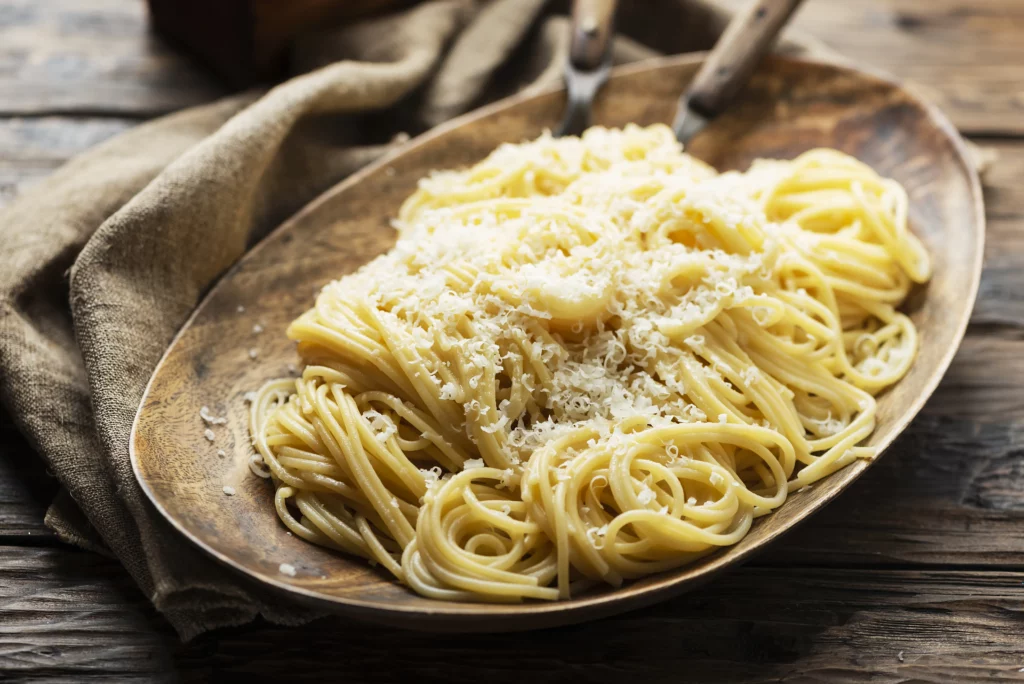 Traditionelle italienische Spaghetti mit Käse und Butter „Pasta in Bianco“, selektiver Fokus von food fotograf hannover.